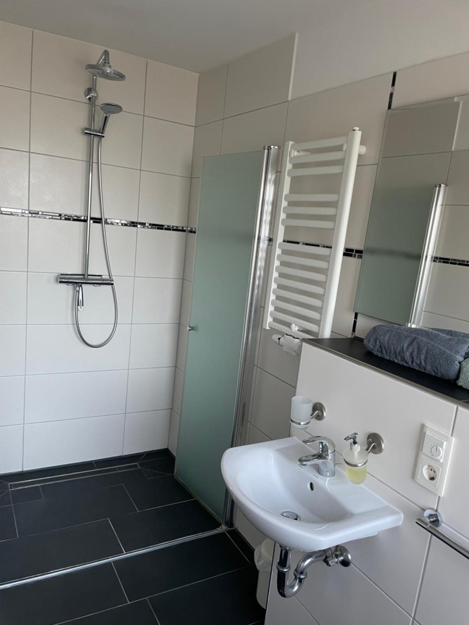 Ferienwohnung Mit Fussbodenheizung Nahe Messe, Gratis Parkplatz Und Abstellplatz E - Bike Hannover Exteriör bild